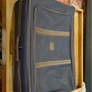DISCONTINUED - Longchamp Boxford Suitcase With Wheels in Navy